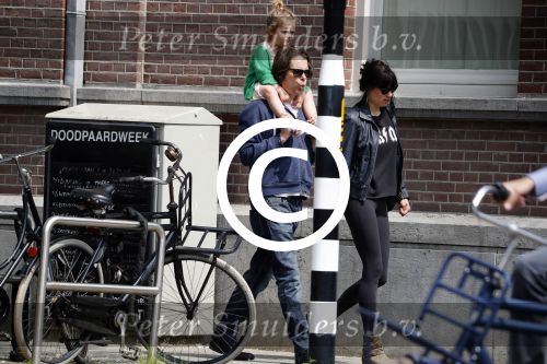 Amsterdam 28 mei 2016 
Hans Teeuwen met zijn dochter Nika Teeuwen en vriendin Eva Teeuwen in Amsterdam Zuid.