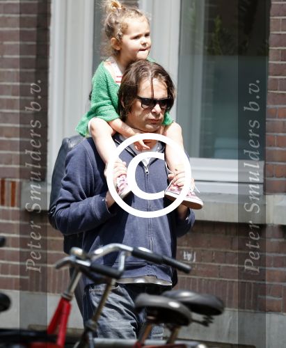 Amsterdam 28 mei 2016 
Hans Teeuwen met zijn dochter Nika Teeuwen en vriendin Eva Teeuwen in Amsterdam Zuid.