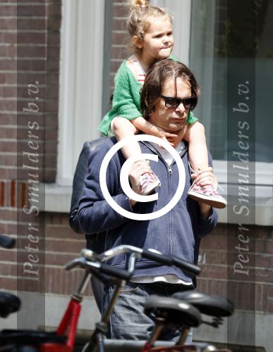 Amsterdam 28 mei 2016 
Hans Teeuwen met zijn dochter Nika Teeuwen en vriendin Eva Teeuwen in Amsterdam Zuid.