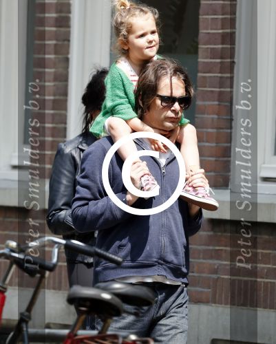 Amsterdam 28 mei 2016 
Hans Teeuwen met zijn dochter Nika Teeuwen en vriendin Eva Teeuwen in Amsterdam Zuid.