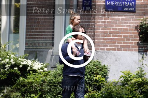 Amsterdam 28 mei 2016 
Hans Teeuwen met zijn dochter Nika Teeuwen en vriendin Eva Teeuwen in Amsterdam Zuid.