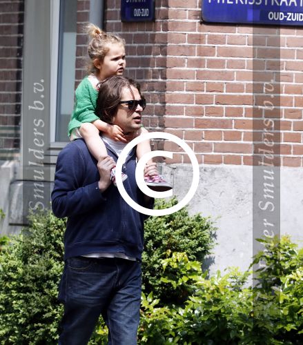 Amsterdam 28 mei 2016 
Hans Teeuwen met zijn dochter Nika Teeuwen en vriendin Eva Teeuwen in Amsterdam Zuid.