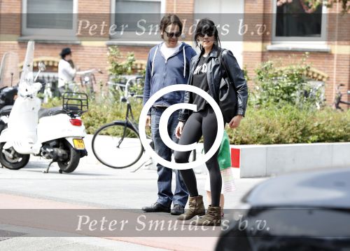 Amsterdam 28 mei 2016 
Hans Teeuwen met zijn dochter Nika Teeuwen en vriendin Eva Teeuwen in Amsterdam Zuid.