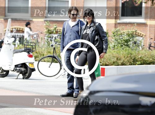 Amsterdam 28 mei 2016 
Hans Teeuwen met zijn dochter Nika Teeuwen en vriendin Eva Teeuwen in Amsterdam Zuid.