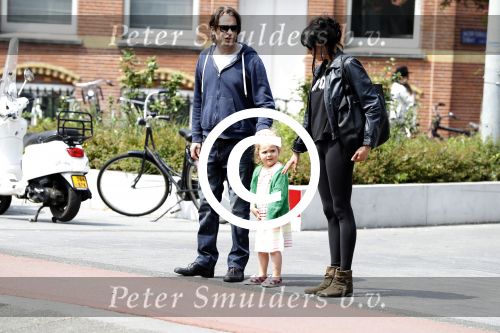 Amsterdam 28 mei 2016 
Hans Teeuwen met zijn dochter Nika Teeuwen en vriendin Eva Teeuwen in Amsterdam Zuid.