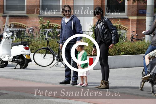 Amsterdam 28 mei 2016 
Hans Teeuwen met zijn dochter Nika Teeuwen en vriendin Eva Teeuwen in Amsterdam Zuid.