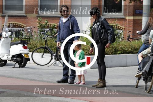 Amsterdam 28 mei 2016 
Hans Teeuwen met zijn dochter Nika Teeuwen en vriendin Eva Teeuwen in Amsterdam Zuid.
