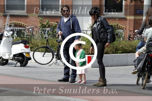 Amsterdam 28 mei 2016 
Hans Teeuwen met zijn dochter Nika Teeuwen en vriendin Eva Teeuwen in Amsterdam Zuid.
