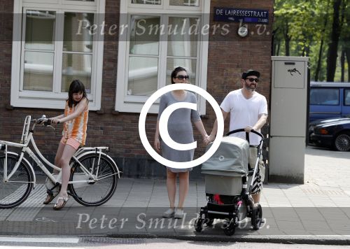 Amsterdam 28 mei 2016
Horace Cohen aan het wandelen met zijn vrouw en dochter.