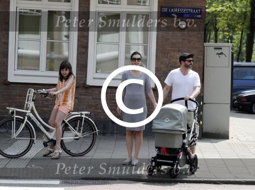 Amsterdam 28 mei 2016
Horace Cohen aan het wandelen met zijn vrouw en dochter.