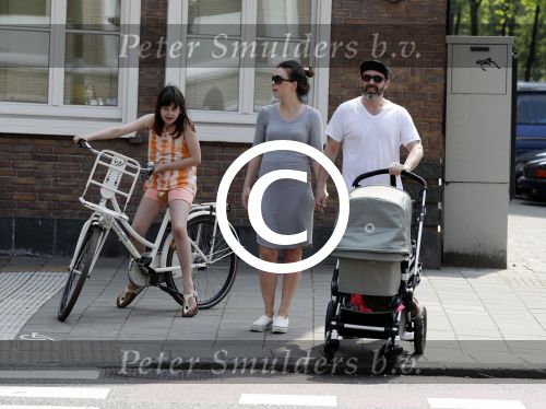 Amsterdam 28 mei 2016
Horace Cohen aan het wandelen met zijn vrouw en dochter.