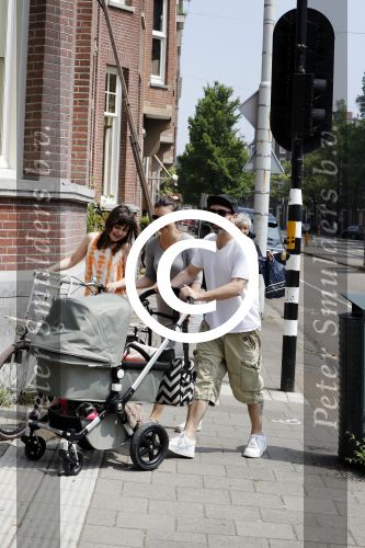 Amsterdam 28 mei 2016
Horace Cohen aan het wandelen met zijn vrouw en dochter.