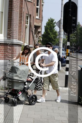 Amsterdam 28 mei 2016
Horace Cohen aan het wandelen met zijn vrouw en dochter.