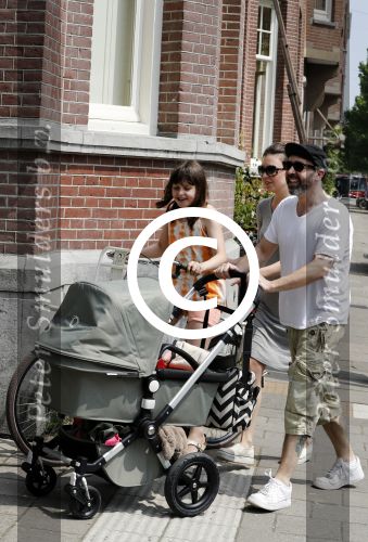 Amsterdam 28 mei 2016
Horace Cohen aan het wandelen met zijn vrouw en dochter.