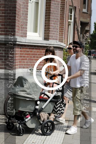 Amsterdam 28 mei 2016
Horace Cohen aan het wandelen met zijn vrouw en dochter.