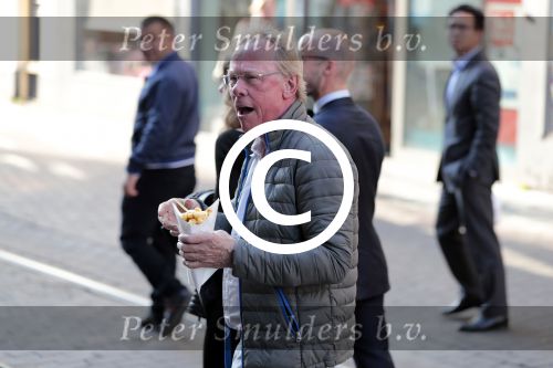 Amsterdam 31 mei 2016
Jack Spijkerman eet een patatje/frietje op straat