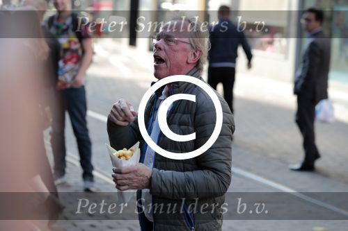 Amsterdam 31 mei 2016
Jack Spijkerman eet een patatje/frietje op straat