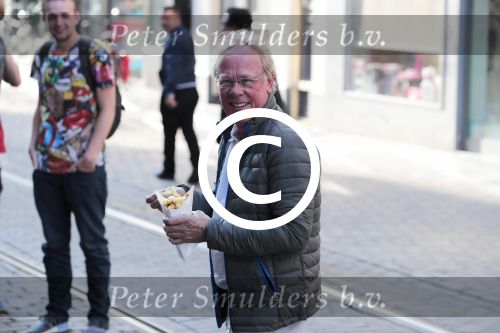 Amsterdam 31 mei 2016
Jack Spijkerman eet een patatje/frietje op straat