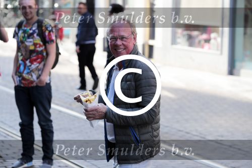 Amsterdam 31 mei 2016
Jack Spijkerman eet een patatje/frietje op straat