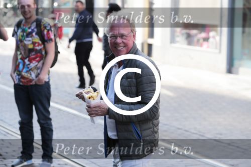 Amsterdam 31 mei 2016
Jack Spijkerman eet een patatje/frietje op straat