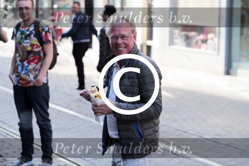Amsterdam 31 mei 2016
Jack Spijkerman eet een patatje/frietje op straat