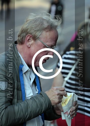 Amsterdam 31 mei 2016
Jack Spijkerman eet een patatje/frietje op straat