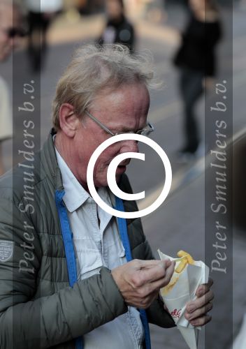Amsterdam 31 mei 2016
Jack Spijkerman eet een patatje/frietje op straat