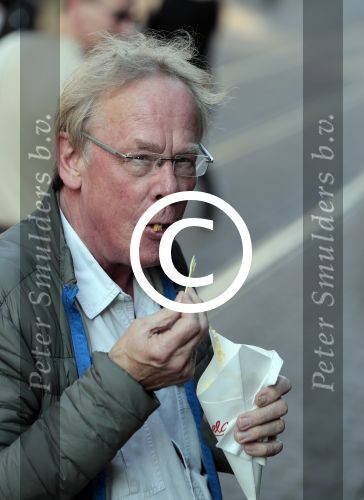 Amsterdam 31 mei 2016
Jack Spijkerman eet een patatje/frietje op straat