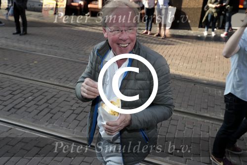 Amsterdam 31 mei 2016
Jack Spijkerman eet een patatje/frietje op straat