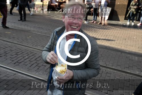 Amsterdam 31 mei 2016
Jack Spijkerman eet een patatje/frietje op straat