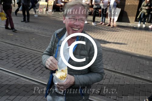 Amsterdam 31 mei 2016
Jack Spijkerman eet een patatje/frietje op straat