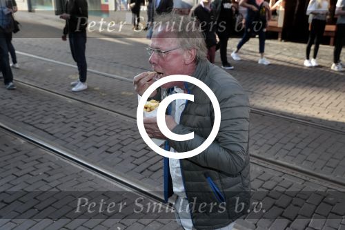 Amsterdam 31 mei 2016
Jack Spijkerman eet een patatje/frietje op straat