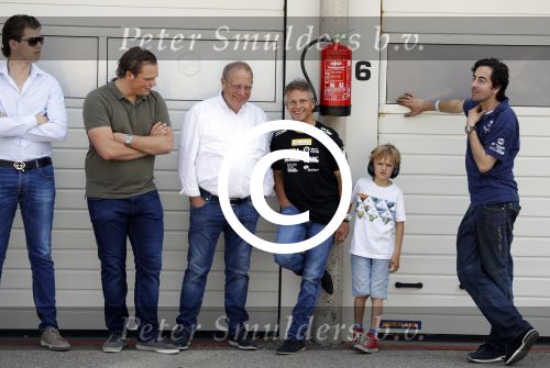 Zandvoort 4 juni 2016
Jumbo familie racedagen op Zandvoort met oa Max Verstappen en zijn Red Bull race auto. Jan Lammers met zoon en Wim Zegwaard met zoon