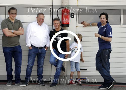 Zandvoort 4 juni 2016
Jumbo familie racedagen op Zandvoort met oa Max Verstappen en zijn Red Bull race auto. Jan Lammers met zoon en Wim Zegwaard met zoon
