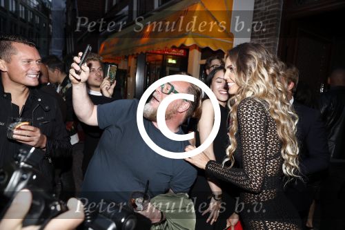 Amsterdam 25 mei 2016
FHM mooiste vrouw van Nederland presentatie ( FHM500). Kim Feenstra met Bastiaan v Schaijk