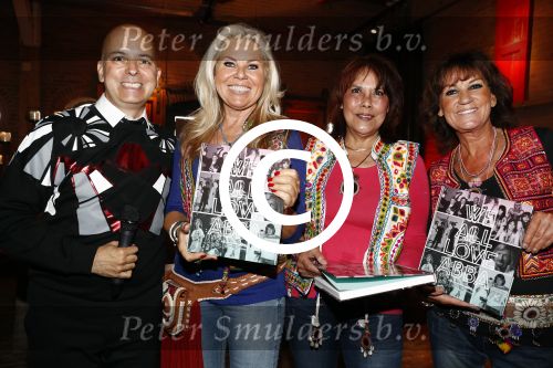 Amsterdam 26 mei 2016 
Boekpresentatie boek over ABBA in the Harbour Club . LUV ontvangt het boek uit handen van de schrijver Stany v Wymeersch