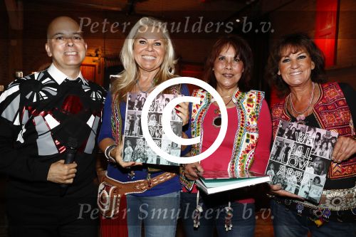 Amsterdam 26 mei 2016 
Boekpresentatie boek over ABBA in the Harbour Club . LUV ontvangt het boek uit handen van de schrijver Stany v Wymeersch
