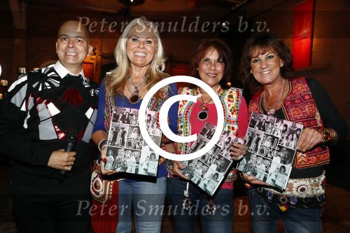Amsterdam 26 mei 2016 
Boekpresentatie boek over ABBA in the Harbour Club . LUV ontvangt het boek uit handen van de schrijver Stany v Wymeersch