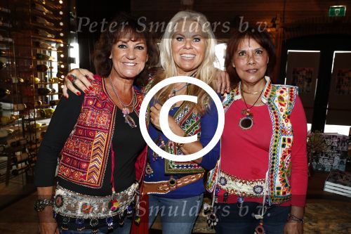 Amsterdam 26 mei 2016 
Boekpresentatie boek over ABBA in the Harbour Club . LUV ontvangt het boek uit handen van de schrijver Stany v Wymeersch