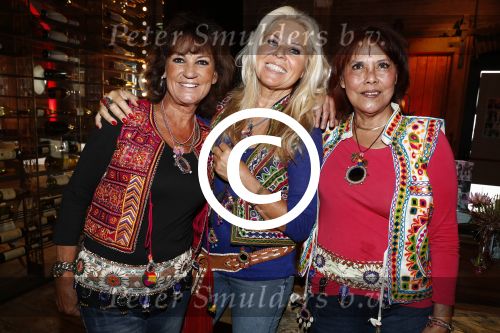 Amsterdam 26 mei 2016 
Boekpresentatie boek over ABBA in the Harbour Club . LUV ontvangt het boek uit handen van de schrijver Stany v Wymeersch