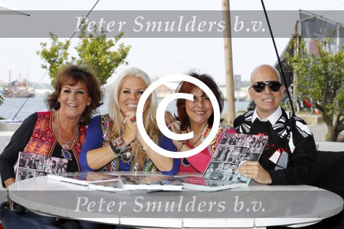 Amsterdam 26 mei 2016 
Boekpresentatie boek over ABBA in the Harbour Club . LUV ontvangt het boek uit handen van de schrijver Stany v Wymeersch