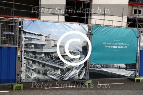 Amsterdam 23 mei 2016
In dit appartementen complex heeft Martin Garrix 3 appartementen gekocht om er 1 groot penthouse van te maklen. . Het gebouw op de zuidas heet intermezzo
