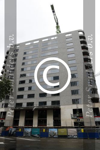 Amsterdam 23 mei 2016
In dit appartementen complex heeft Martin Garrix 3 appartementen gekocht om er 1 groot penthouse van te maklen. . Het gebouw op de zuidas heet intermezzo