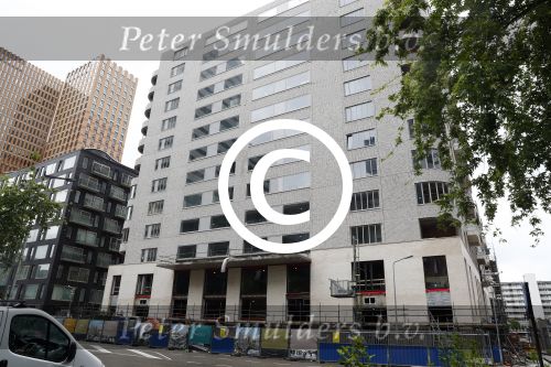 Amsterdam 23 mei 2016
In dit appartementen complex heeft Martin Garrix 3 appartementen gekocht om er 1 groot penthouse van te maklen. . Het gebouw op de zuidas heet intermezzo