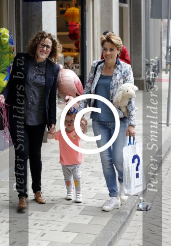 Amsterdam 29 mei 2016
Presentatie het grote knuffelboek van Nederland gemaakt door Gallyon v Vessem.
De presentatie was bij Scheltema. Mirella v Markus met dochter en vriendin