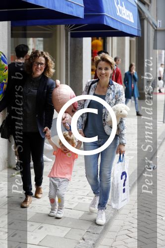 Amsterdam 29 mei 2016
Presentatie het grote knuffelboek van Nederland gemaakt door Gallyon v Vessem.
De presentatie was bij Scheltema. Mirella v Markus met dochter en vriendin