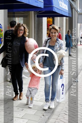 Amsterdam 29 mei 2016
Presentatie het grote knuffelboek van Nederland gemaakt door Gallyon v Vessem.
De presentatie was bij Scheltema. Mirella v Markus met dochter en vriendin