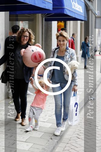 Amsterdam 29 mei 2016
Presentatie het grote knuffelboek van Nederland gemaakt door Gallyon v Vessem.
De presentatie was bij Scheltema. Mirella v Markus met dochter en vriendin