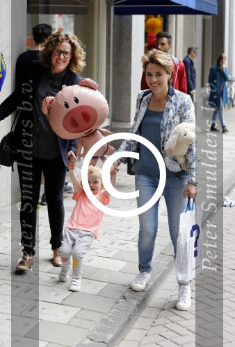 Amsterdam 29 mei 2016
Presentatie het grote knuffelboek van Nederland gemaakt door Gallyon v Vessem.
De presentatie was bij Scheltema. Mirella v Markus met dochter en vriendin