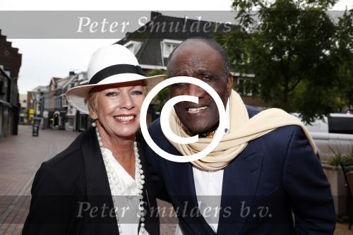Hilversum 25 mei 2016
Feest Imca Marina vanwege 60 jarig artiesten jubileum en haar 75e verjaardag in de kei. Oscar Harris met Ria Valk